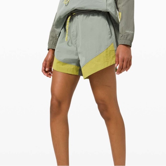 Lululemon Evergreen Short
Grey Sage / Yellow Pear / Green Fern - Picture 4 of 9